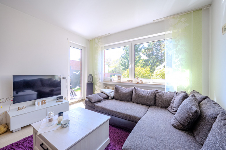Wohnzimmer mit Zugang zur Terrasse - Wohnung EG