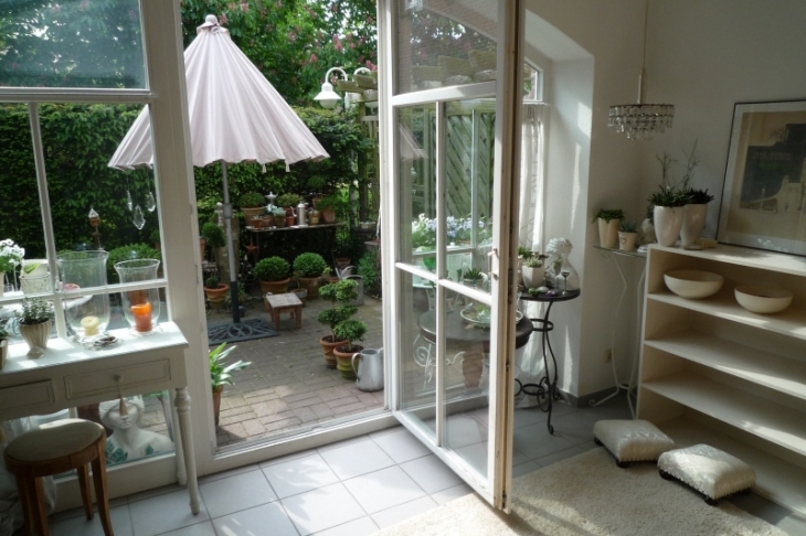 Wohnzimmer mit Zugang zur Terrasse