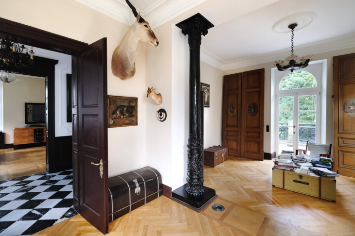 Wohnzimmer und Bibliothek