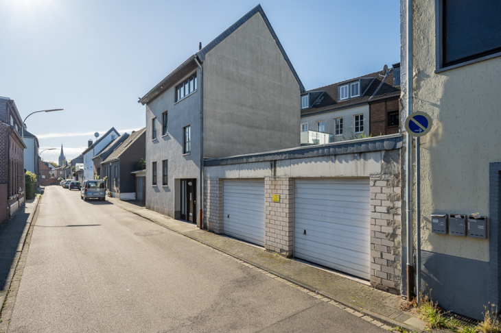 Zufahrt große Doppelgarage Rückseite