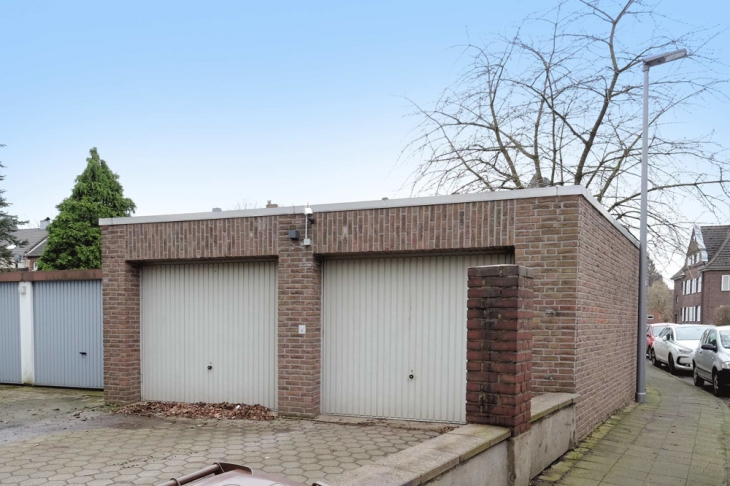 zwei Garagen mit Verbindung zum Garten