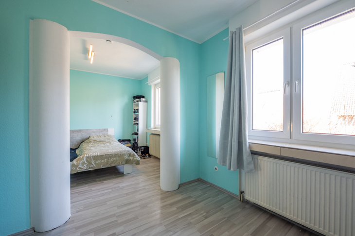 zwei Kinderzimmer mit Durchbruch