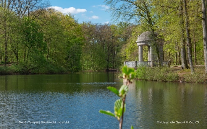 Deuß-Tempel im Krefelder Stadtwald am See