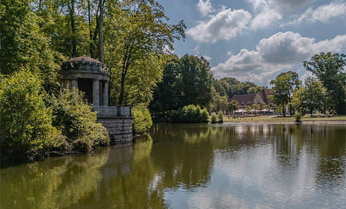 Biergarten und See im Stadtwald von Krefeld